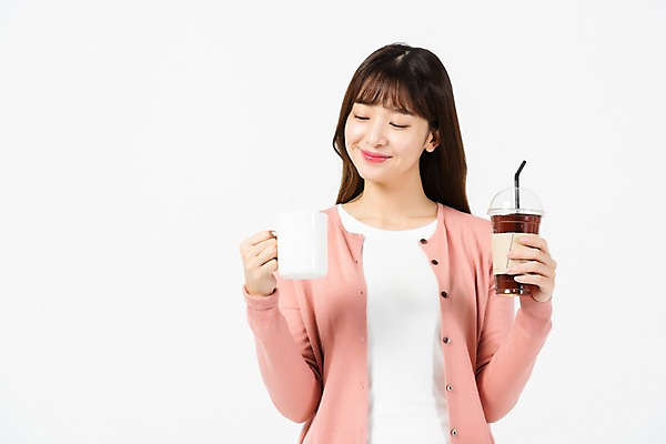 포토 JPG 스튜디오촬영 응시 여자 커피 음료 대학생 실내 한명 미소 들기 누끼 사람 상반신 20대 청년 성인 앞모습 청춘 자연보호 환경 그린캠페인 재활용 한국인 머그컵 종이컵 흰배경 테이크아웃컵 성인여자한명만 제로웨이스트 그린슈머 국내포토 1 학생 시선 캠페인 뷰포인트 백그라운드 컨셉 모션 자연 표정 동양인 내부 컵 흰색 보호 일회용 사회이슈 친환경 여자한명만 성인여자만 파일형식