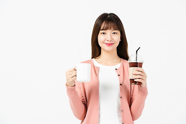 포토 JPG 스튜디오촬영 응시 여자 커피 음료 대학생 실내 한명 미소 들기 누끼 사람 상반신 20대 청년 성인 앞모습 청춘 자연보호 환경 그린캠페인 재활용 한국인 머그컵 종이컵 흰배경 테이크아웃컵 성인여자한명만 제로웨이스트 그린슈머 국내포토 1 학생 시선 캠페인 뷰포인트 백그라운드 컨셉 모션 자연 표정 동양인 내부 컵 흰색 보호 일회용 사회이슈 친환경 여자한명만 성인여자만 파일형식