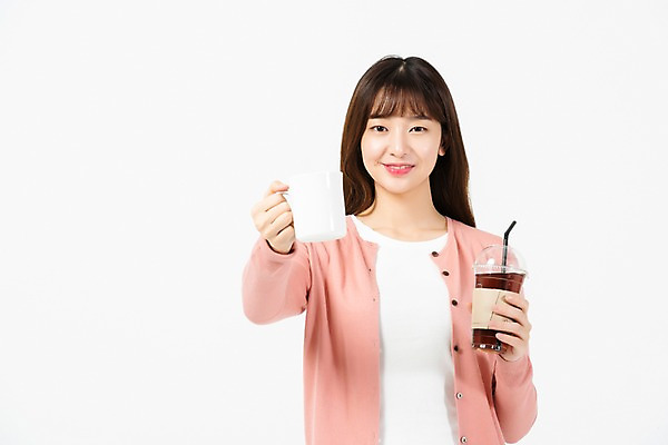 포토 JPG 스튜디오촬영 응시 여자 커피 음료 대학생 실내 한명 미소 들기 누끼 사람 상반신 20대 청년 성인 앞모습 청춘 자연보호 환경 그린캠페인 한국인 머그컵 종이컵 손내밀기 흰배경 테이크아웃컵 성인여자한명만 제로웨이스트 그린슈머 국내포토 1 학생 시선 캠페인 뷰포인트 백그라운드 컨셉 모션 자연 표정 동양인 손짓 내부 컵 흰색 보호 일회용 사회이슈 여자한명만 성인여자만 파일형식