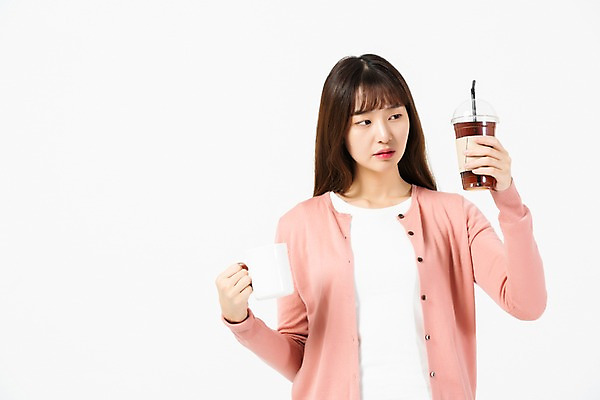 포토 JPG 스튜디오촬영 응시 여자 커피 음료 대학생 실내 한명 들기 누끼 사람 상반신 20대 청년 성인 앞모습 청춘 자연보호 환경 그린캠페인 재활용 한국인 머그컵 종이컵 흰배경 테이크아웃컵 성인여자한명만 제로웨이스트 그린슈머 국내포토 1 학생 시선 캠페인 뷰포인트 백그라운드 컨셉 모션 자연 동양인 내부 컵 흰색 보호 일회용 사회이슈 친환경 여자한명만 성인여자만 파일형식