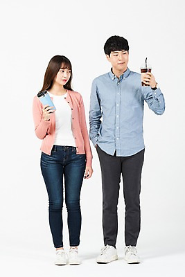 포토 JPG 스튜디오촬영 전신 응시 여자 남자 대학생 실내 서기 들기 누끼 사람 20대 청년 성인 두명 앞모습 청춘 자연보호 환경 그린캠페인 재활용 한국인 종이컵 흰배경 주머니손 텀블러 테이크아웃컵 제로웨이스트 그린슈머 국내포토 학생 시선 캠페인 뷰포인트 백그라운드 컨셉 모션 자연 동양인 내부 컵 흰색 보호 일회용 사회이슈 친환경 파일형식
