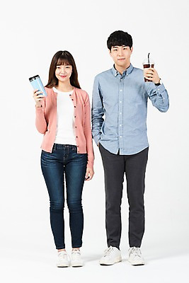 포토 JPG 스튜디오촬영 전신 응시 여자 남자 커피 음료 대학생 실내 서기 미소 들기 누끼 사람 20대 청년 성인 두명 앞모습 청춘 자연보호 환경 그린캠페인 재활용 한국인 종이컵 흰배경 텀블러 테이크아웃컵 제로웨이스트 그린슈머 국내포토 학생 시선 캠페인 뷰포인트 백그라운드 컨셉 모션 자연 표정 동양인 내부 컵 흰색 보호 일회용 사회이슈 친환경 파일형식