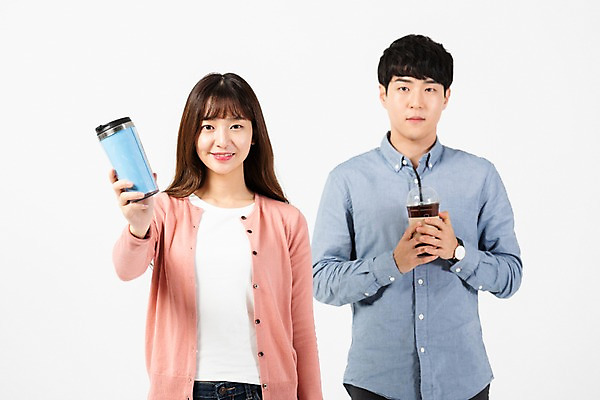포토 JPG 스튜디오촬영 응시 여자 남자 커피 음료 대학생 실내 서기 미소 들기 누끼 사람 상반신 20대 청년 성인 두명 앞모습 청춘 자연보호 환경 그린캠페인 한국인 종이컵 흰배경 텀블러 테이크아웃컵 제로웨이스트 그린슈머 국내포토 학생 시선 캠페인 뷰포인트 백그라운드 컨셉 모션 자연 표정 동양인 내부 컵 흰색 보호 일회용 사회이슈 파일형식