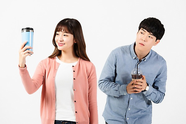 포토 JPG 스튜디오촬영 응시 여자 남자 커피 음료 대학생 실내 미소 들기 누끼 사람 상반신 20대 청년 성인 두명 앞모습 청춘 자연보호 환경 그린캠페인 재활용 한국인 종이컵 흰배경 텀블러 테이크아웃컵 제로웨이스트 그린슈머 국내포토 학생 시선 캠페인 뷰포인트 백그라운드 컨셉 모션 자연 표정 동양인 내부 컵 흰색 보호 일회용 사회이슈 친환경 파일형식
