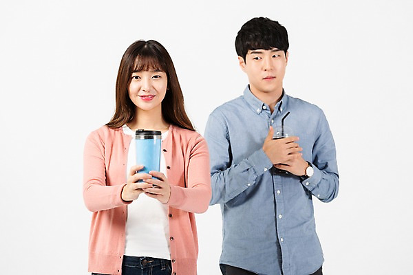 포토 JPG 스튜디오촬영 응시 여자 남자 대학생 실내 미소 들기 누끼 사람 상반신 20대 청년 성인 두명 앞모습 청춘 자연보호 환경 그린캠페인 재활용 한국인 종이컵 흰배경 텀블러 테이크아웃컵 제로웨이스트 그린슈머 국내포토 학생 시선 캠페인 뷰포인트 백그라운드 컨셉 모션 자연 표정 동양인 내부 컵 흰색 보호 일회용 사회이슈 친환경 파일형식