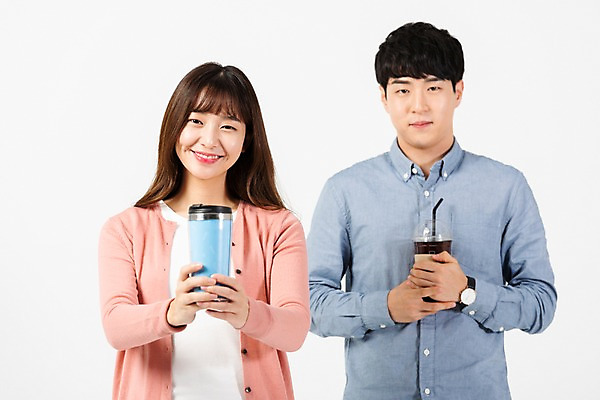포토 JPG 스튜디오촬영 응시 여자 남자 대학생 실내 미소 들기 누끼 사람 상반신 20대 청년 성인 두명 앞모습 청춘 자연보호 환경 그린캠페인 재활용 한국인 종이컵 흰배경 텀블러 테이크아웃컵 제로웨이스트 그린슈머 국내포토 학생 시선 캠페인 뷰포인트 백그라운드 컨셉 모션 자연 표정 동양인 내부 컵 흰색 보호 일회용 사회이슈 친환경 파일형식