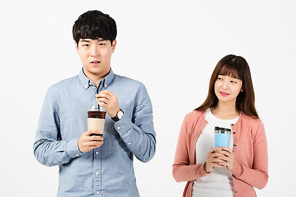 포토 JPG 스튜디오촬영 응시 여자 남자 커피 음료 대학생 실내 누끼 사람 상반신 20대 청년 성인 두명 앞모습 청춘 자연보호 환경 그린캠페인 재활용 한국인 종이컵 흰배경 텀블러 제로웨이스트 그린슈머 국내포토 학생 시선 캠페인 뷰포인트 백그라운드 컨셉 자연 동양인 내부 컵 흰색 보호 일회용 사회이슈 친환경 파일형식