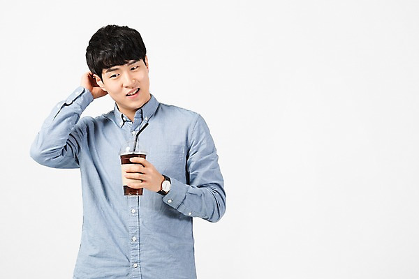 포토 JPG 스튜디오촬영 남자 커피 음료 대학생 실내 한명 누끼 사람 상반신 20대 청년 성인 앞모습 청춘 자연보호 환경 그린캠페인 재활용 한국인 종이컵 수줍음 흰배경 곤란 테이크아웃컵 성인남자한명만 제로웨이스트 그린슈머 국내포토 1 학생 감정 캠페인 뷰포인트 백그라운드 컨셉 자연 동양인 내부 컵 흰색 보호 일회용 사회이슈 친환경 남자한명만 성인남자만 파일형식