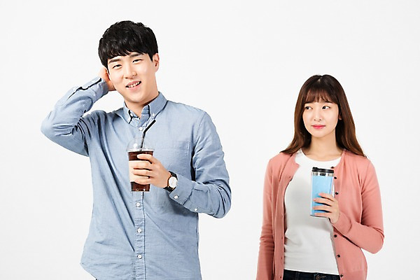 포토 JPG 스튜디오촬영 응시 여자 남자 커피 대학생 실내 누끼 사람 상반신 20대 청년 성인 두명 앞모습 청춘 자연보호 환경 그린캠페인 재활용 한국인 종이컵 흰배경 곤란 미안 텀블러 테이크아웃컵 제로웨이스트 그린슈머 국내포토 학생 시선 음료 캠페인 뷰포인트 백그라운드 컨셉 자연 동양인 내부 컵 흰색 보호 사죄 일회용 사회이슈 친환경 파일형식