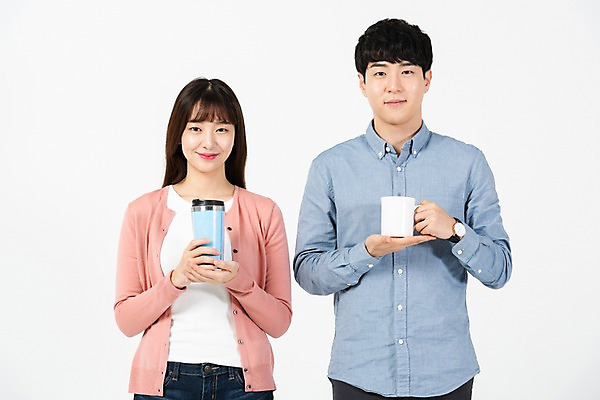 포토 JPG 스튜디오촬영 응시 여자 남자 대학생 실내 미소 들기 누끼 사람 상반신 20대 청년 성인 두명 앞모습 청춘 자연보호 환경 그린캠페인 한국인 머그컵 흰배경 텀블러 제로웨이스트 그린슈머 국내포토 학생 시선 캠페인 뷰포인트 백그라운드 컨셉 모션 자연 표정 동양인 내부 컵 흰색 보호 사회이슈 파일형식
