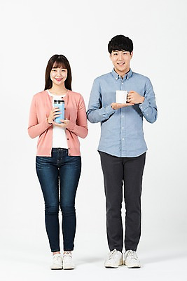 포토 JPG 스튜디오촬영 전신 여자 남자 대학생 실내 서기 미소 들기 누끼 사람 20대 청년 성인 두명 앞모습 청춘 자연보호 환경 그린캠페인 재활용 한국인 머그컵 쓰레기 흰배경 텀블러 제로웨이스트 그린슈머 국내포토 학생 캠페인 뷰포인트 백그라운드 컨셉 모션 자연 표정 동양인 내부 컵 흰색 보호 사회이슈 친환경 파일형식