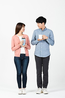 포토 JPG 스튜디오촬영 전신 응시 여자 남자 대학생 실내 서기 미소 들기 누끼 사람 20대 청년 성인 두명 앞모습 청춘 마주보기 자연보호 환경 그린캠페인 한국인 머그컵 흰배경 텀블러 제로웨이스트 그린슈머 국내포토 학생 시선 캠페인 뷰포인트 백그라운드 컨셉 모션 자연 표정 동양인 내부 컵 흰색 보호 사회이슈 파일형식