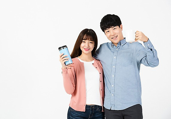 포토 JPG 스튜디오촬영 응시 여자 남자 대학생 어깨동무 실내 미소 누끼 사람 상반신 20대 청년 성인 두명 앞모습 청춘 자연보호 환경 그린캠페인 한국인 머그컵 흰배경 텀블러 제로웨이스트 그린슈머 국내포토 학생 시선 캠페인 뷰포인트 포즈 백그라운드 컨셉 자연 표정 동양인 내부 컵 흰색 보호 사회이슈 파일형식