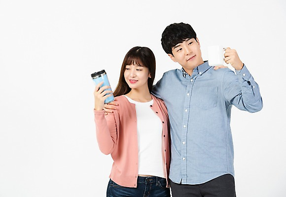 포토 JPG 스튜디오촬영 응시 여자 남자 대학생 어깨동무 실내 미소 들기 누끼 사람 상반신 20대 청년 성인 두명 앞모습 청춘 자연보호 환경 그린캠페인 한국인 머그컵 흰배경 텀블러 제로웨이스트 그린슈머 국내포토 학생 시선 캠페인 뷰포인트 포즈 백그라운드 컨셉 모션 자연 표정 동양인 내부 컵 흰색 보호 사회이슈 파일형식