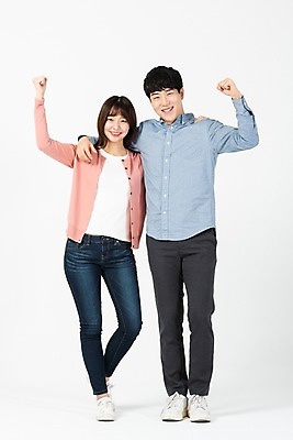 포토 JPG 스튜디오촬영 전신 여자 남자 대학생 어깨동무 실내 서기 미소 누끼 사람 20대 청년 성인 두명 앞모습 청춘 자연보호 환경 그린캠페인 파이팅 한국인 흰배경 제로웨이스트 그린슈머 국내포토 학생 캠페인 뷰포인트 포즈 백그라운드 컨셉 모션 자연 표정 동양인 내부 흰색 보호 사회이슈 파일형식