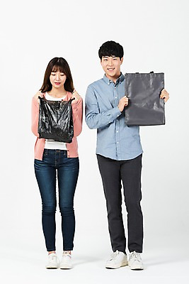 포토 JPG 스튜디오촬영 전신 응시 여자 남자 대학생 비닐봉투 실내 서기 미소 누끼 사람 20대 청년 성인 두명 앞모습 청춘 자연보호 환경 그린캠페인 재활용 한국인 쓰레기 장바구니 흰배경 제로웨이스트 그린슈머 국내포토 학생 시선 캠페인 뷰포인트 백그라운드 컨셉 모션 자연 봉투 표정 동양인 내부 쇼핑 바구니 흰색 보호 사회이슈 친환경 파일형식