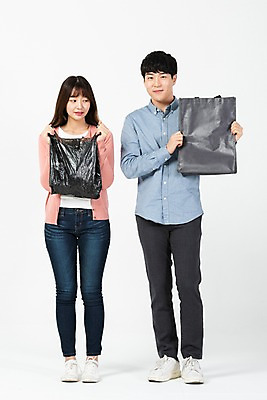 포토 JPG 스튜디오촬영 전신 응시 여자 남자 대학생 비닐봉투 실내 서기 미소 누끼 사람 20대 청년 성인 두명 앞모습 청춘 자연보호 환경 그린캠페인 재활용 한국인 쓰레기 장바구니 흰배경 곤란 제로웨이스트 그린슈머 국내포토 학생 시선 캠페인 뷰포인트 백그라운드 컨셉 모션 자연 봉투 표정 동양인 내부 쇼핑 바구니 흰색 보호 사회이슈 친환경 파일형식