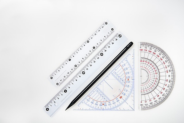 포토 JPG 스튜디오촬영 교육 실내 자 누끼 사람없음 하이앵글 연필 오브젝트 흰배경 교구 교육용품 삼각자 각도기 에듀 완구용품 창의력 플랫레이 국내포토 뷰포인트 백그라운드 문구용품 학용품 내부 필기구 흰색 플랫 에듀케이션 파일형식