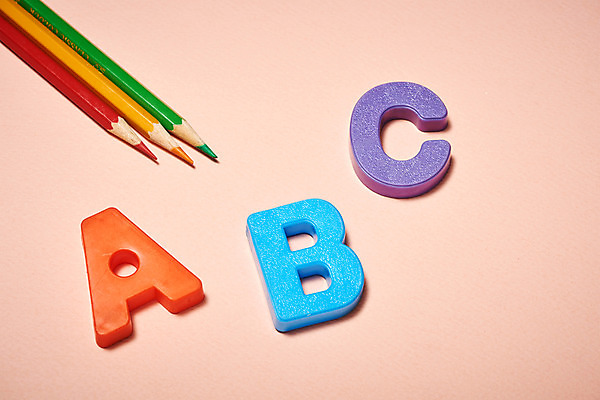 포토 JPG 스튜디오촬영 알파벳 영어 교육 색연필 실내 영어교육 누끼 사람없음 하이앵글 컬러풀 여러개 오브젝트 교구 교육용품 에듀 완구용품 창의력 플랫레이 분홍색배경 국내포토 문자 뷰포인트 분홍색 컬러 다수 백그라운드 문구용품 학용품 내부 플랫 에듀케이션 파일형식