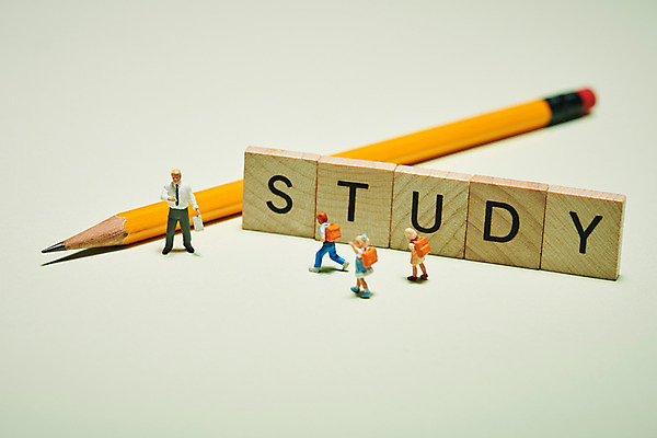 포토 JPG 스튜디오촬영 교육 실내 누끼 사람없음 스터디 연필 미니어처 오브젝트 교구 등교 교육용품 낱말블록 에듀 완구용품 창의력 초록배경 국내포토 백그라운드 문구용품 학용품 내부 초록색 학습 필기구 모형 블록 등하교 에듀케이션 파일형식