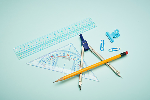 포토 JPG 스튜디오촬영 교육 실내 자 집게 누끼 사람없음 하이앵글 연필 여러개 오브젝트 교구 파란배경 클립 교육용품 삼각자 컴파스 에듀 완구용품 창의력 플랫레이 국내포토 뷰포인트 다수 백그라운드 문구용품 학용품 내부 파란색 필기구 플랫 에듀케이션 파일형식