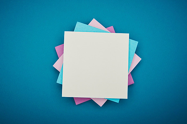 포토 JPG 스튜디오촬영 교육 실내 누끼 사람없음 하이앵글 컬러풀 쌓기 오브젝트 포스트잇 교구 파란배경 교육용품 여러장 에듀 완구용품 창의력 플랫레이 국내포토 뷰포인트 컬러 다수 백그라운드 모션 문구용품 내부 파란색 메모지 플랫 에듀케이션 파일형식