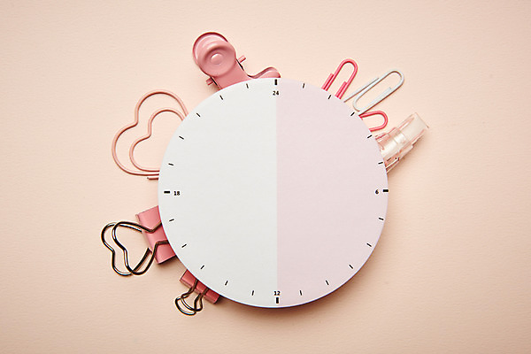 포토 JPG 스튜디오촬영 교육 실내 집게 누끼 사람없음 하이앵글 여러개 하트 오브젝트 교구 클립 교육용품 생활계획표 수정테이프 에듀 완구용품 창의력 플랫레이 분홍색배경 국내포토 모양 뷰포인트 분홍색 다수 백그라운드 문구용품 내부 플랫 계획표 에듀케이션 파일형식