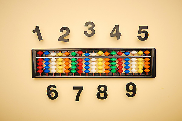 포토 JPG 스튜디오촬영 교육 실내 누끼 사람없음 하이앵글 숫자 주판 수학 오브젝트 교구 교육용품 수학교육 노란배경 에듀 완구용품 창의력 플랫레이 국내포토 문자 뷰포인트 백그라운드 교과목 문구용품 내부 노란색 계산기 플랫 에듀케이션 파일형식