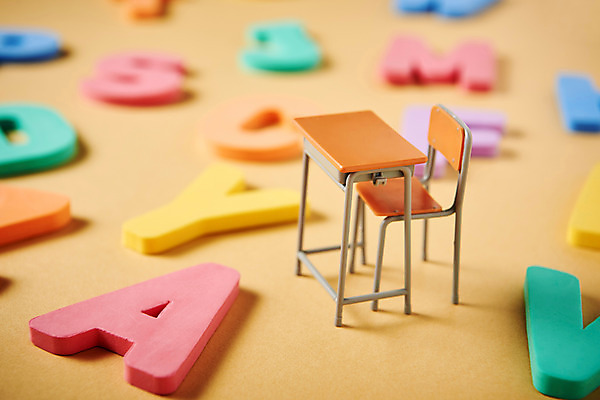 포토 JPG 스튜디오촬영 알파벳 영어 교육 의자 실내 영어교육 누끼 사람없음 아웃포커스 모형 책상 오브젝트 교구 교육용품 노란배경 에듀 완구용품 외국어교육 창의력 국내포토 문자 가구 백그라운드 문구용품 촬영기법 내부 노란색 에듀케이션 파일형식