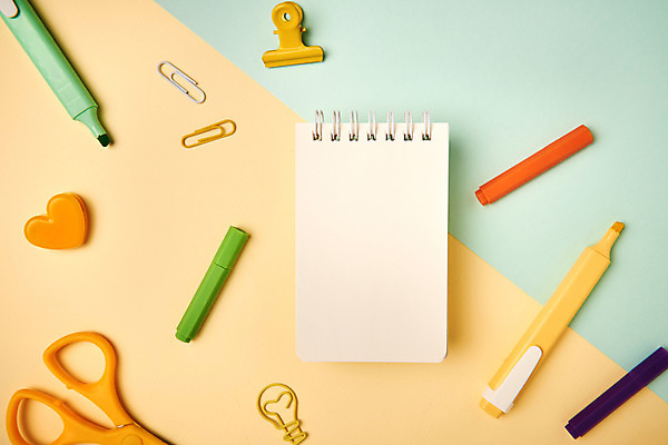 포토 JPG 스튜디오촬영 교육 실내 집게 누끼 사람없음 하이앵글 여러개 하트 오브젝트 교구 클립 교육용품 스프링노트 형광펜 노란배경 에듀 완구용품 창의력 플랫레이 초록배경 국내포토 모양 뷰포인트 다수 백그라운드 문구용품 내부 초록색 펜 노란색 공책 플랫 에듀케이션 파일형식