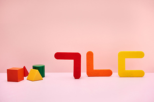 포토 JPG 스튜디오촬영 교육 실내 누끼 한글 사람없음 오브젝트 한글교육 교구 교육용품 에듀 완구용품 창의력 나무블록 분홍색배경 국내포토 문자 분홍색 백그라운드 문구용품 내부 목재 블록 에듀케이션 파일형식