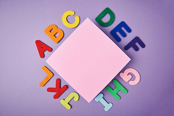 포토 JPG 스튜디오촬영 알파벳 영어 교육 실내 영어교육 누끼 사람없음 하이앵글 쌓기 오브젝트 포스트잇 교구 교육용품 보라색배경 에듀 완구용품 창의력 플랫레이 국내포토 문자 뷰포인트 백그라운드 모션 문구용품 내부 보라색 메모지 플랫 에듀케이션 파일형식