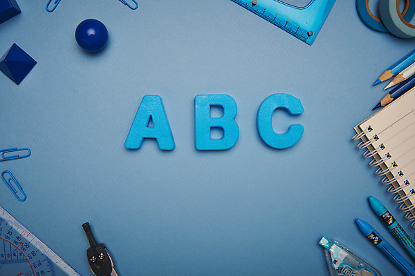 포토 JPG 스튜디오촬영 알파벳 영어 교육 색연필 실내 영어교육 누끼 사람없음 하이앵글 블록 오브젝트 교구 파란배경 테이프 교육용품 스프링노트 컴파스 수정테이프 에듀 완구용품 창의력 플랫레이 국내포토 문자 뷰포인트 백그라운드 문구용품 학용품 내부 파란색 공책 플랫 에듀케이션 파일형식