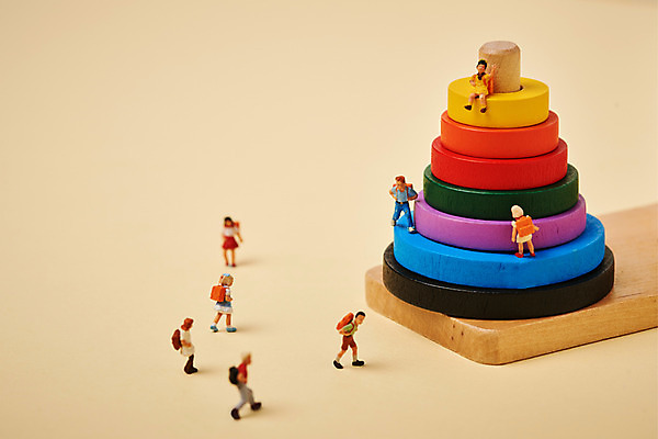 포토 JPG 스튜디오촬영 교육 실내 누끼 사람없음 미니어처 오브젝트 교구 교육용품 노란배경 에듀 완구용품 창의력 나무블록 하노이탑 국내포토 백그라운드 문구용품 내부 목재 노란색 모형 블록 에듀케이션 파일형식