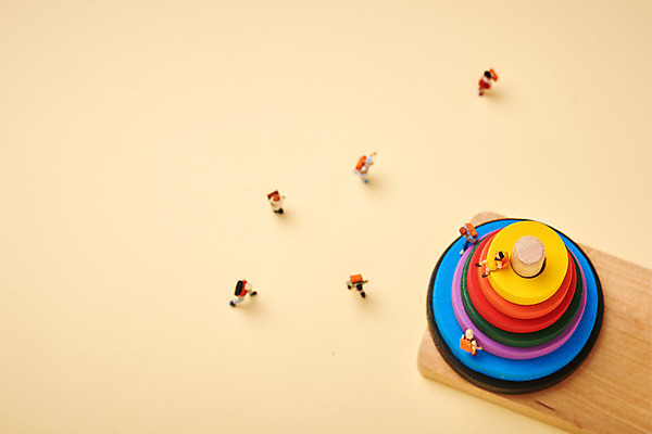 포토 JPG 스튜디오촬영 교육 실내 누끼 사람없음 하이앵글 미니어처 오브젝트 교구 교육용품 노란배경 에듀 완구용품 창의력 나무블록 하노이탑 플랫레이 국내포토 뷰포인트 백그라운드 문구용품 내부 목재 노란색 모형 블록 플랫 에듀케이션 파일형식