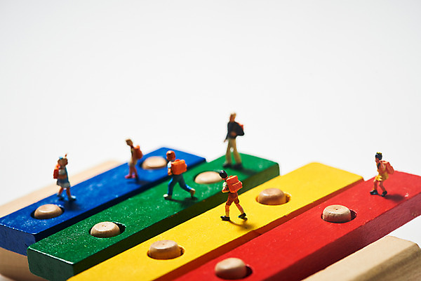 포토 JPG 스튜디오촬영 교육 실내 누끼 사람없음 컬러풀 미니어처 오브젝트 흰배경 교구 등교 교육용품 실로폰 에듀 완구용품 창의력 국내포토 컬러 백그라운드 문구용품 타악기 내부 모형 흰색 등하교 에듀케이션 파일형식