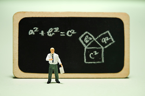 포토 JPG 스튜디오촬영 교육 실내 사람없음 교수 칠판 미니어처 수학 강의 오브젝트 교구 교육용품 수학교육 공식 에듀 완구용품 창의력 피타고라스 초록배경 국내포토 백그라운드 교과목 문구용품 내부 초록색 모형 교사 수학공식 에듀케이션 파일형식