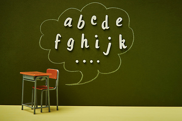 포토 JPG 스튜디오촬영 알파벳 영어 교육 말풍선 의자 실내 영어교육 사람없음 칠판 책상 오브젝트 교구 교육용품 에듀 완구용품 창의력 국내포토 문자 가구 문구용품 내부 에듀케이션 파일형식