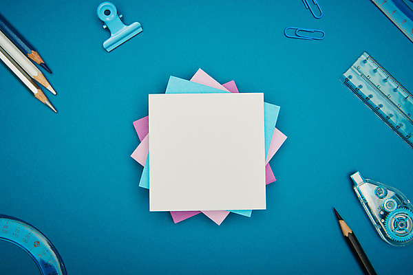 포토 JPG 스튜디오촬영 교육 색연필 실내 자 집게 누끼 사람없음 하이앵글 쌓기 오브젝트 포스트잇 교구 파란배경 클립 교육용품 여러장 수정테이프 에듀 완구용품 창의력 플랫레이 국내포토 뷰포인트 다수 백그라운드 모션 문구용품 학용품 내부 파란색 메모지 플랫 에듀케이션 파일형식