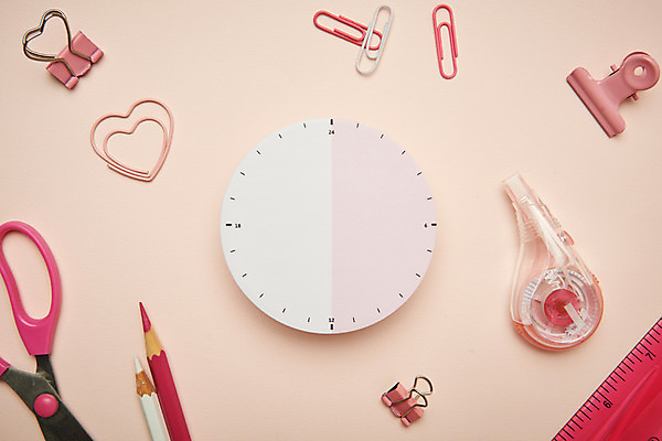 포토 JPG 스튜디오촬영 교육 색연필 가위 실내 집게 누끼 사람없음 하이앵글 여러개 하트 오브젝트 교구 클립 교육용품 생활계획표 수정테이프 에듀 완구용품 창의력 플랫레이 분홍색배경 국내포토 모양 뷰포인트 분홍색 다수 백그라운드 문구용품 학용품 내부 플랫 계획표 에듀케이션 파일형식