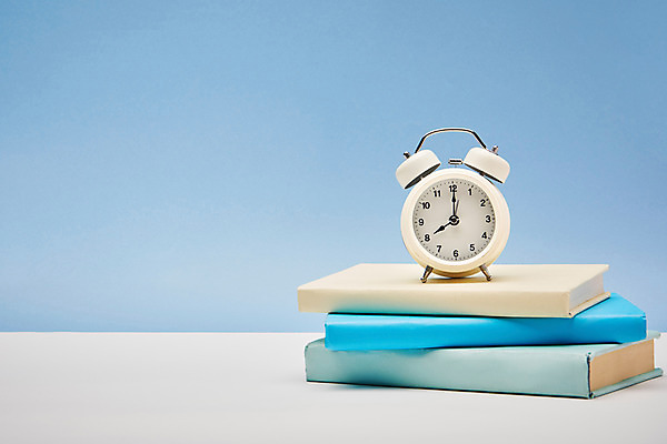 포토 JPG 스튜디오촬영 교육 실내 누끼 사람없음 책 쌓기 자명종 오브젝트 교구 파란배경 교육용품 에듀 완구용품 창의력 국내포토 시계 백그라운드 모션 문구용품 내부 파란색 알람 에듀케이션 파일형식