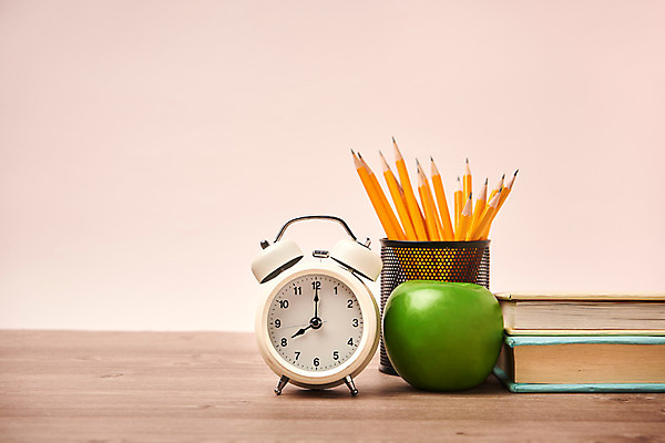 포토 JPG 스튜디오촬영 교육 실내 누끼 사람없음 책 연필 여러개 자명종 사과 오브젝트 교구 연필꽂이 교육용품 에듀 완구용품 창의력 분홍색배경 국내포토 시계 분홍색 다수 백그라운드 과일 문구용품 학용품 내부 필기구 알람 에듀케이션 파일형식