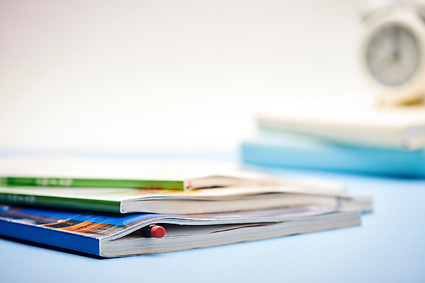 포토 JPG 스튜디오촬영 교육 실내 누끼 사람없음 아웃포커스 책 연필 쌓기 자명종 오브젝트 교과서 흰배경 교구 파란배경 교육용품 문제집 에듀 완구용품 창의력 국내포토 시계 백그라운드 모션 문구용품 학용품 교재 촬영기법 내부 파란색 필기구 알람 흰색 에듀케이션 파일형식