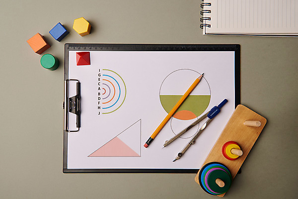 포토 JPG 스튜디오촬영 교육 실내 사람없음 하이앵글 연필 오브젝트 교구 교육용품 스프링노트 컴파스 서류판 에듀 완구용품 창의력 나무블록 하노이탑 플랫레이 코딩 국내포토 뷰포인트 문구용품 학용품 내부 목재 필기구 사무용품 공책 블록 플랫 에듀케이션 컴퓨터교육 파일형식