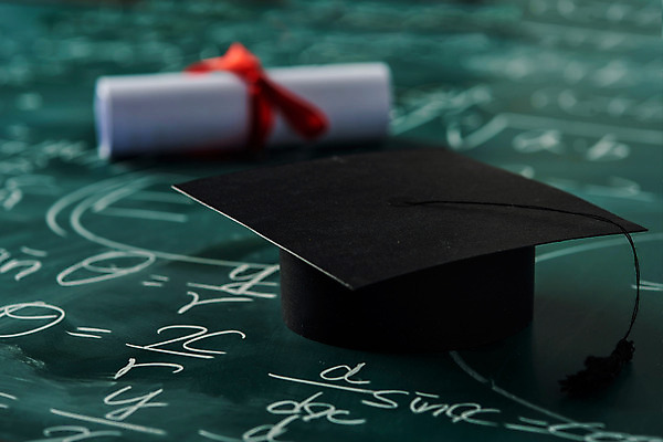 포토 JPG 스튜디오촬영 교육 학사모 졸업 실내 사람없음 아웃포커스 초록색 칠판 졸업장 오브젝트 교구 교육용품 공식 에듀 완구용품 창의력 초록배경 국내포토 모자_잡화 컬러 백그라운드 문구용품 촬영기법 내부 에듀케이션 파일형식