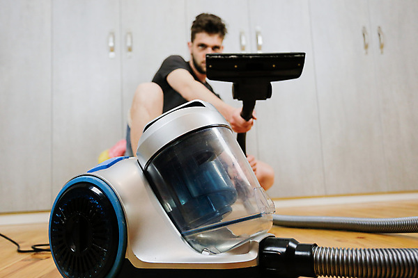 포토 JPG 해외이미지 직업 행복 가구 가사 거실 가정 남편 노동자 아파트 실내 한명 미소 내부 일상 인테리어 기계 청결 방 붓 도움 수리 위생 청소 서비스 싱글 주부 먼지 리빙 청소부 위생관리 정리함 해외포토 1 디자인 감정 생활용품 컨셉 주택 표정 관리 사람 라이프 파일형식 이미지허브