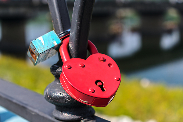 포토 JPG 해외이미지 전통 라이프스타일 감정 결혼 컨셉 관계 하늘 결혼식 열쇠 친절 자물쇠 발렌타인데이 선물 사랑 경비 사람없음 야외 장식 빨간색 울타리 금속 축제 힘 우정 하트 의식 철 심볼 오브젝트 사인 부식 잠금 보안 열정 옛날 철강 철책 동정 해외포토 모양 컬러 데이이벤트 재질 안전 이벤트 생활 친구 담장 보호 파일형식 이미지허브