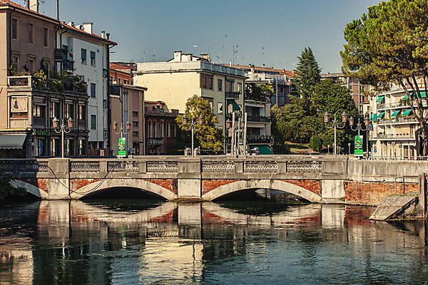 포토 JPG 해외이미지 주간 나무 가로등 유럽풍경 유럽건축 사람없음 야외 건물 강 이탈리아 운하 아치교 해외포토 자연요소 식물 건축물 공공시설 유럽 서양건축 풍경 다리_건축물 파일형식 이미지허브