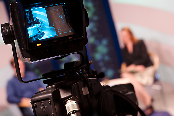 포토 JPG 해외이미지 통신 회의 사람없음 빛 세트 카메라 스크린 모니터 텔레비전 기자 뉴스 필름 마이크 면접 쇼 방송 리포터 기어 동영상 캠코더 설정 격파 채널 생존 해외포토 직업 음향기기 비즈니스 모션 전자제품 컴퓨터 파일형식 이미지허브