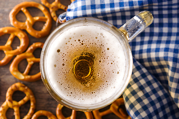 포토 JPG 해외이미지 맥주 실내 사람없음 하이앵글 맥주잔 브레첼 미니프레즐 해외포토 뷰포인트 술잔 디저트 주류 내부 과자 파일형식 이미지허브